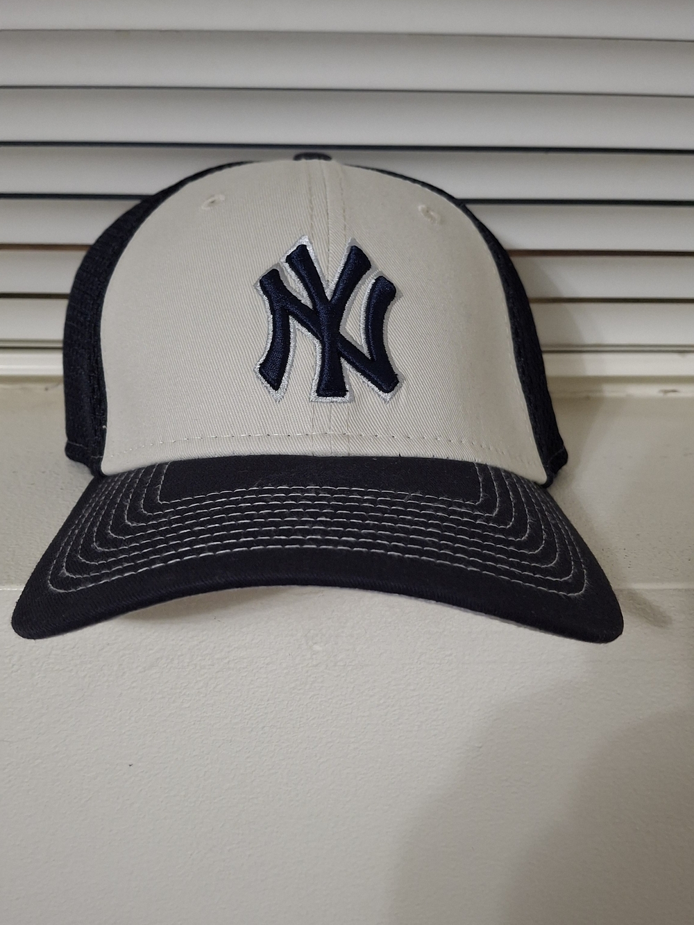 New Era 39THIRTY New York Yankees Trucker Hat - M/L Stretch Fit - Navy/Cream